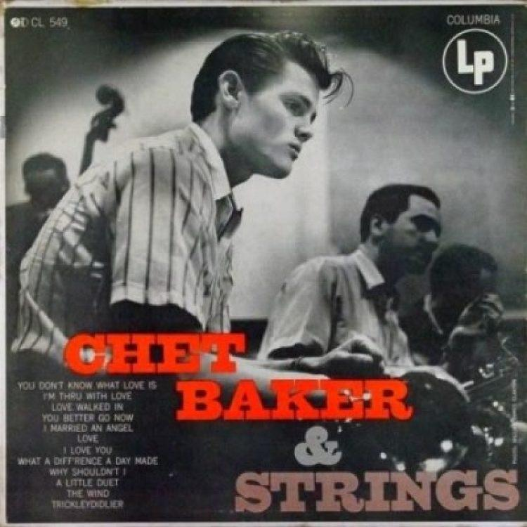 Chet Baker & Strings album borítója. Baker csíkos ingben, balra néz. Más zenészek a háttérben. Szöveg piros és fehér színben.