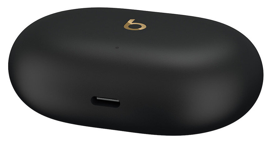 Czarny futerał ładujący Beats z portem USB-C, logo Beats w kolorze złotym.