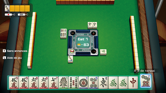 Jeu de Mahjong en cours. Tuiles sur la table. Interface de jeu visible.