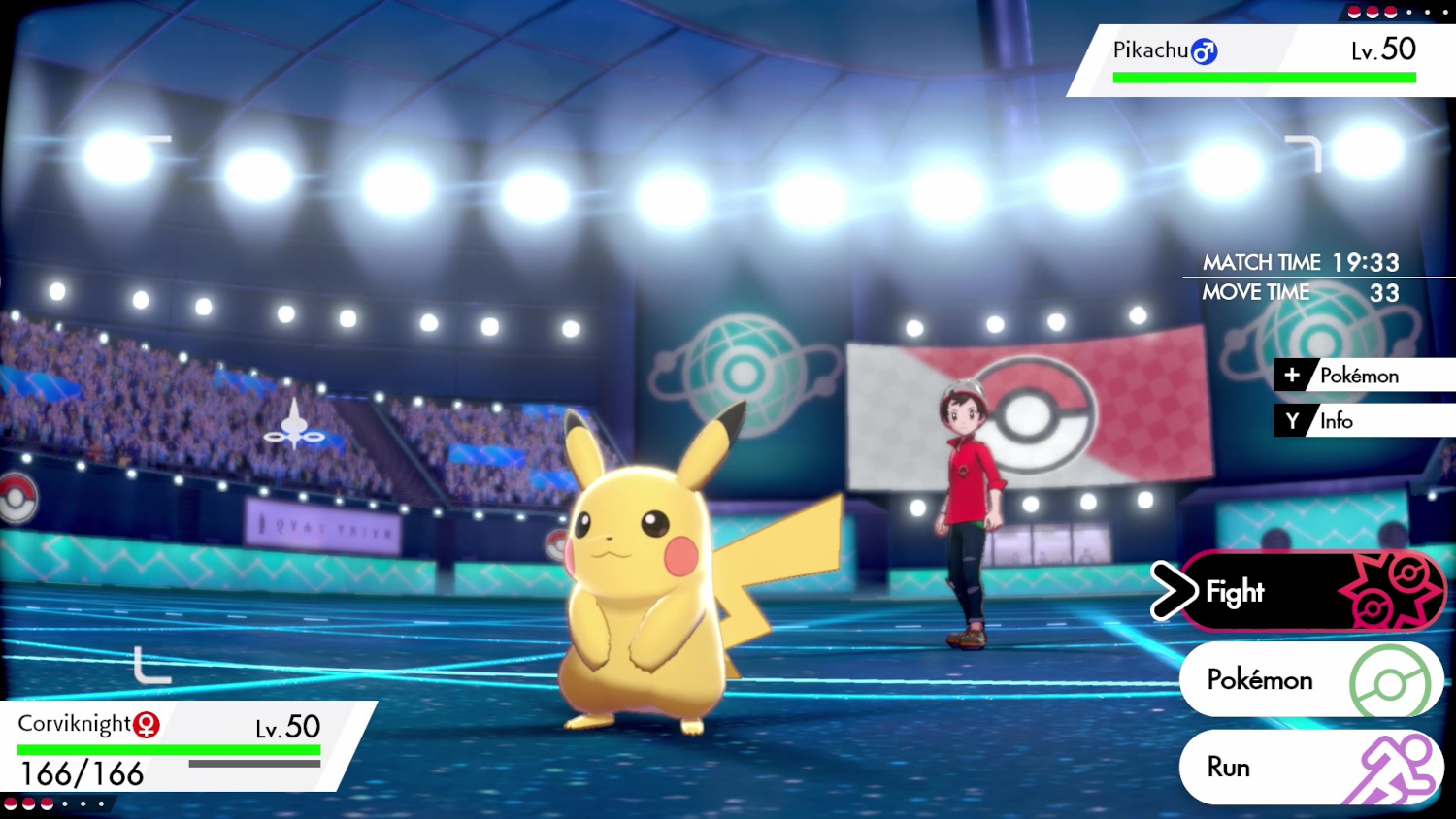 Een Pokémon gevechtsscene. Pikachu staat tegenover Corviknight in een stadion. De game-interface is zichtbaar.