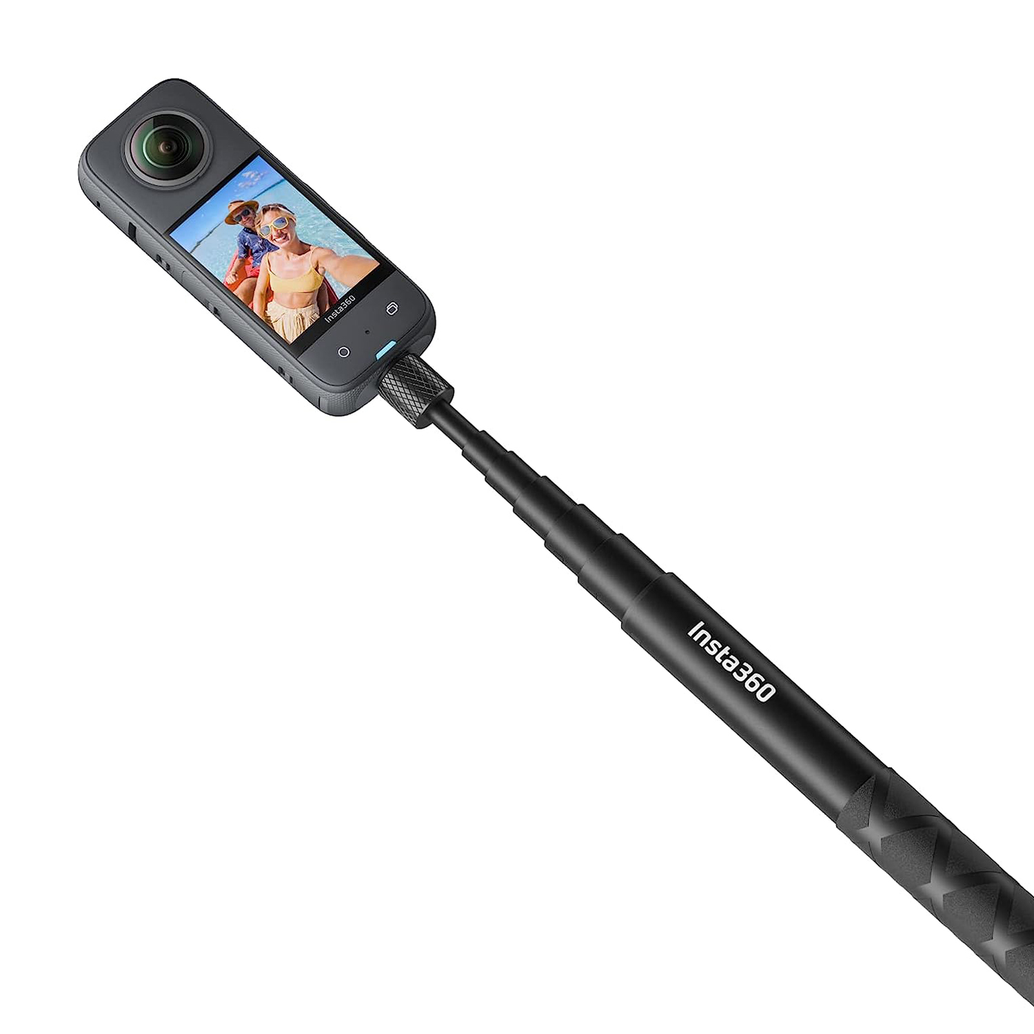 Una fotocamera a 360 gradi collegata a un bastone per selfie nero. La fotocamera mostra una coppia sul suo schermo.