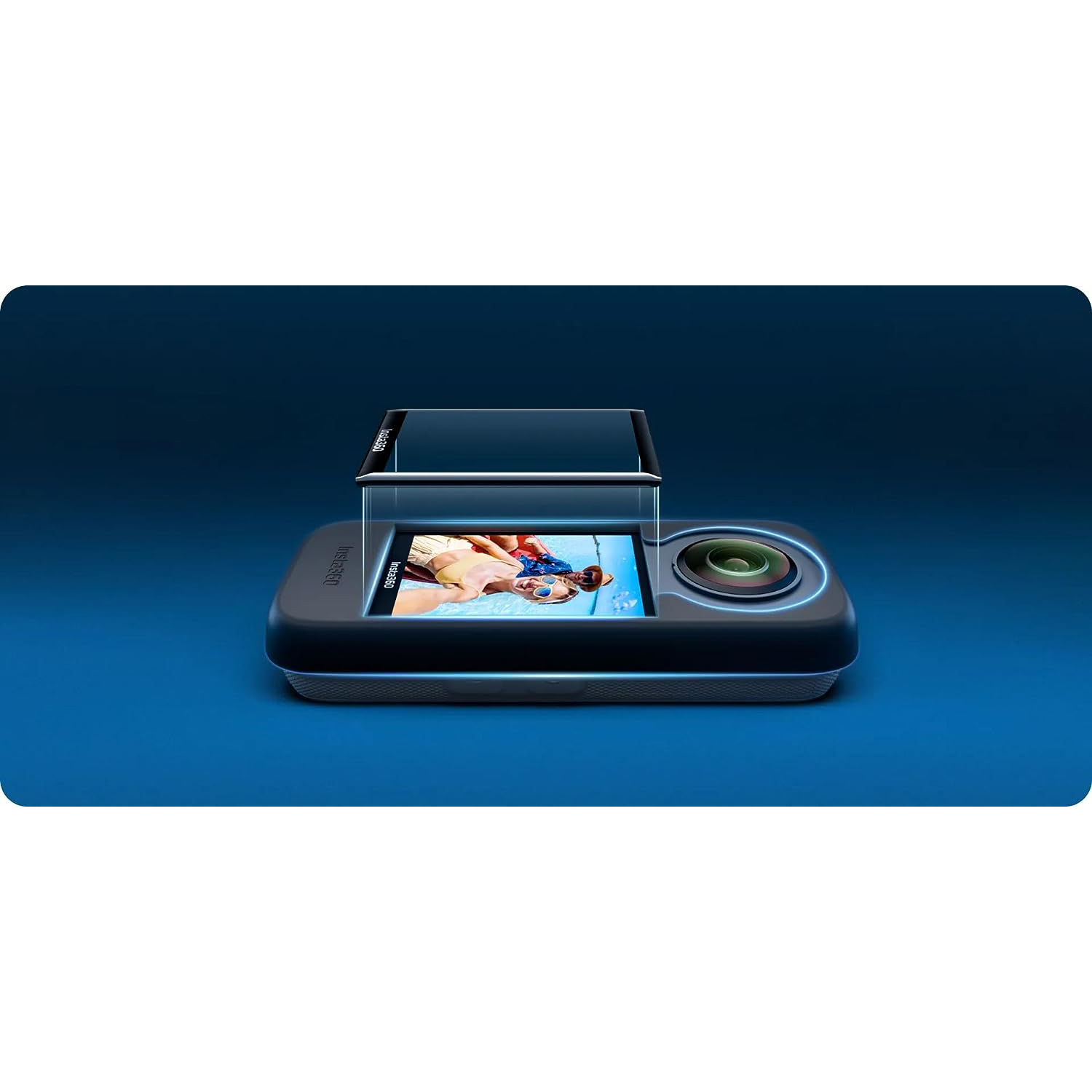 Fotocamera con schermo che mostra un video, posizionata su una superficie blu.