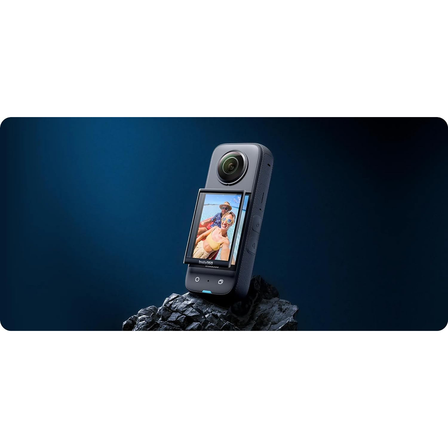 Videocamera che mostra una scena di spiaggia, posizionata su una roccia con sfondo blu.