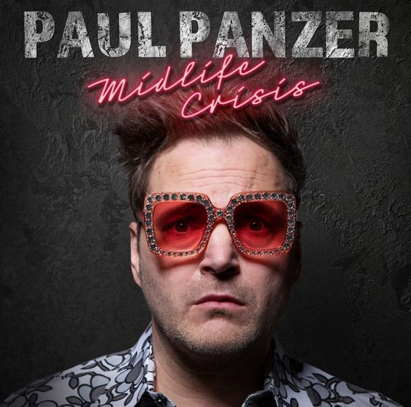 Albumcover mit Mann mit Brille, Neontext und dunklem Hintergrund.