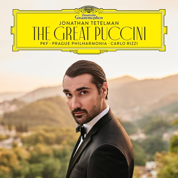 Albumcover: Jonathan Tetelman, The Great Puccini. Zeigt einen Mann im Anzug vor verschwommenem Landschaftshintergrund.