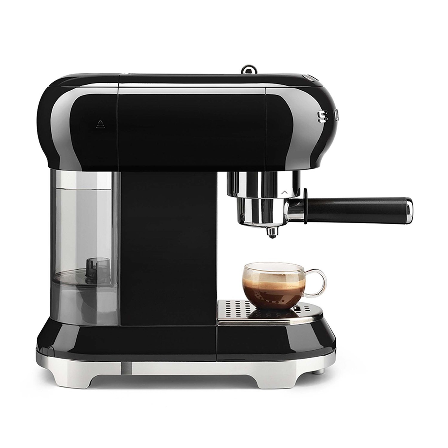 Una macchina per espresso Smeg nera con una tazza di vetro, che mostra il processo di preparazione del caffè.
