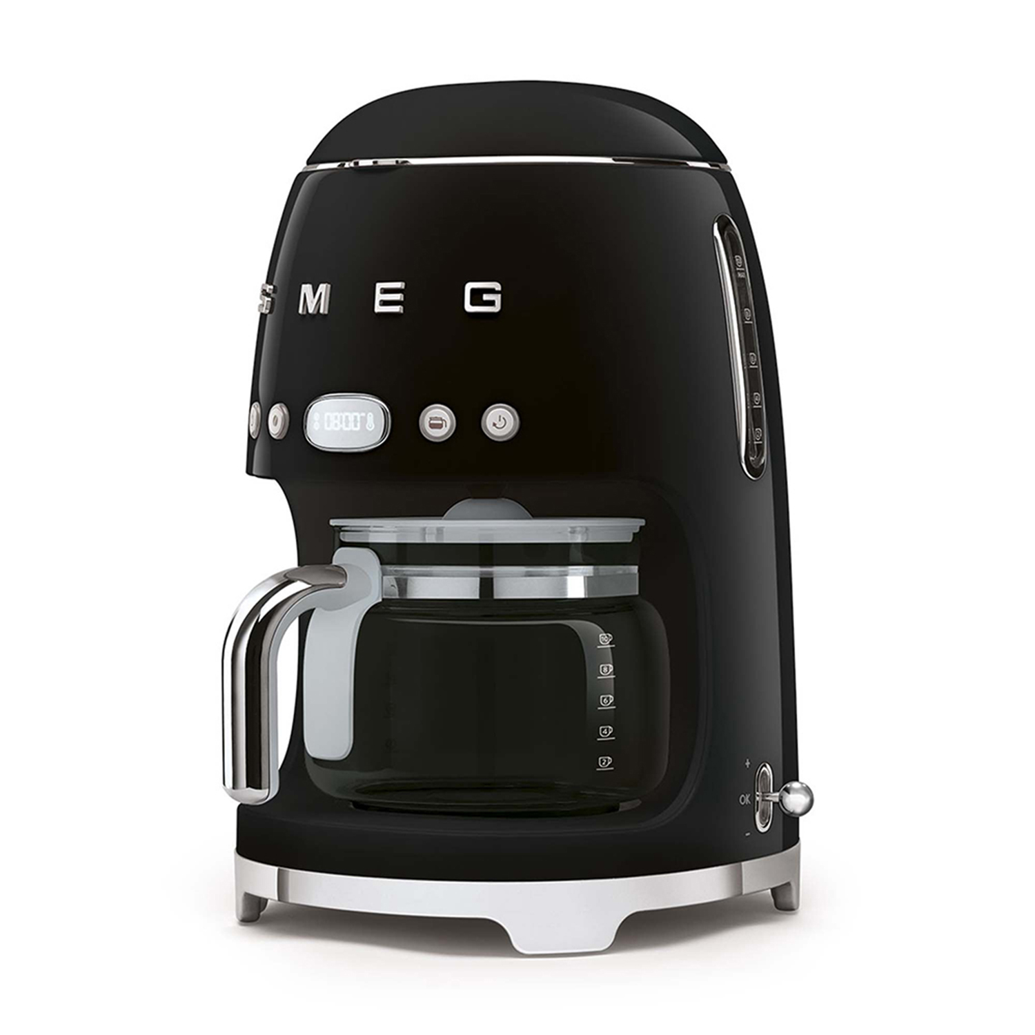 Macchina da caffè Smeg nera con caraffa in vetro, dettagli argentati e display digitale.