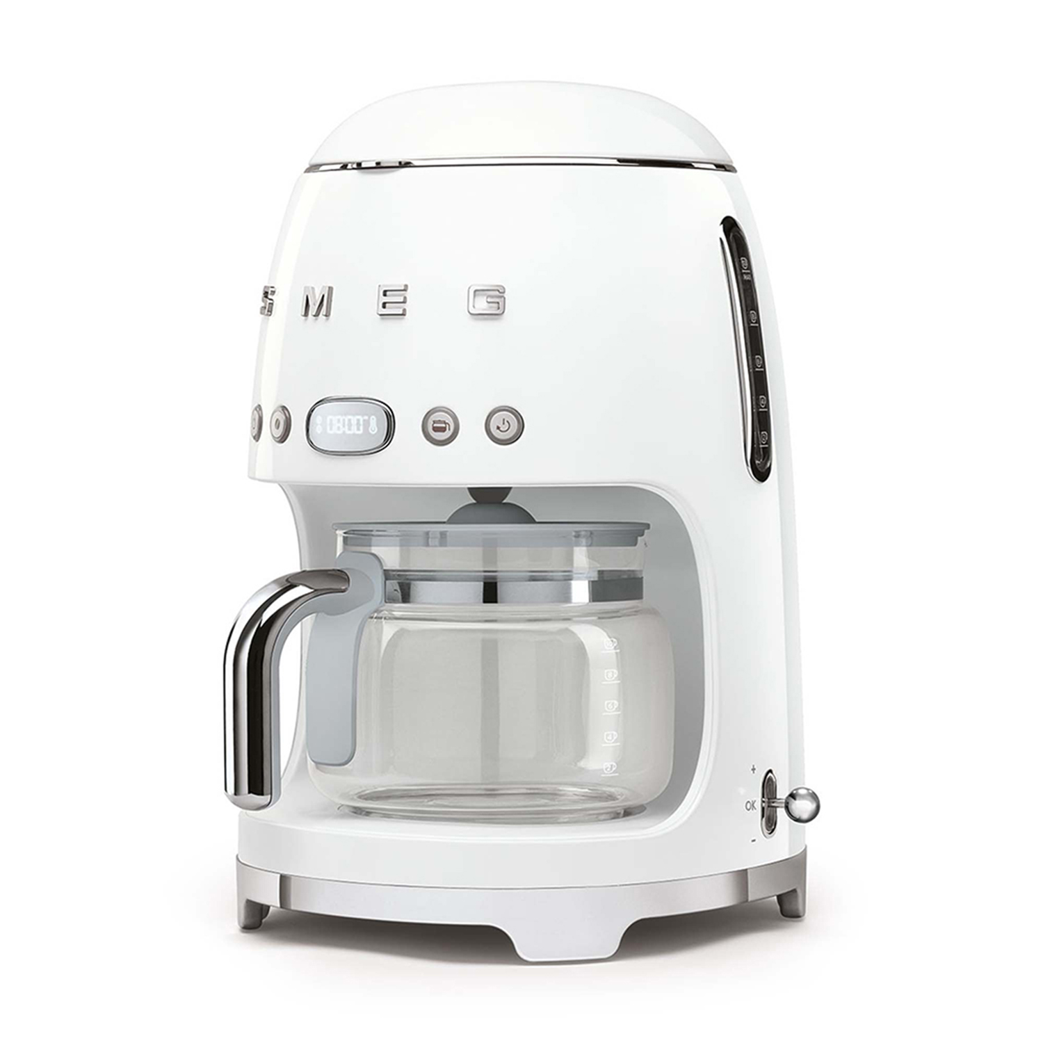 Una caffettiera Smeg bianca con una caraffa in vetro. Ha un orologio digitale e pulsanti di controllo.