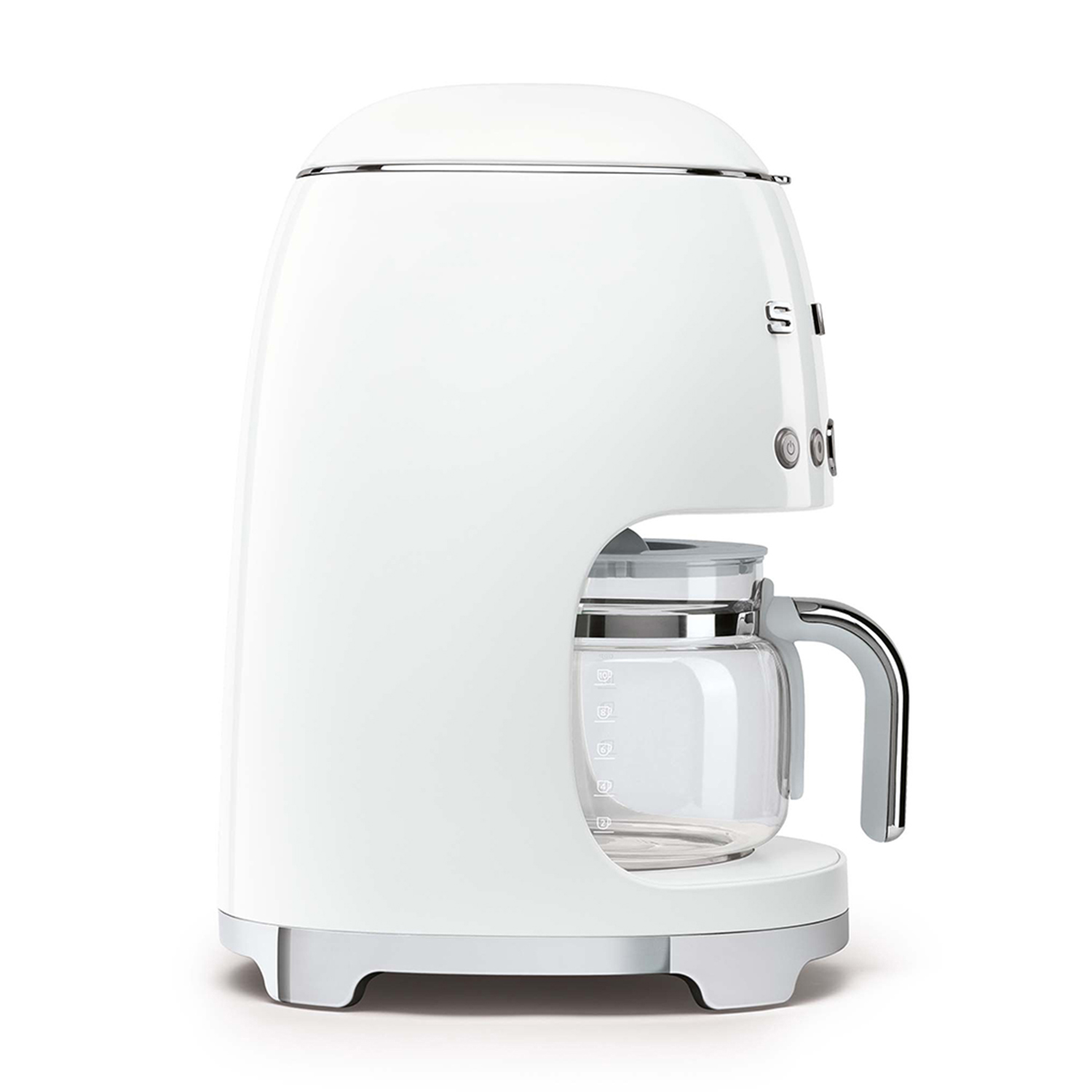 Macchina per il caffè bianca con una caraffa di vetro su sfondo bianco.