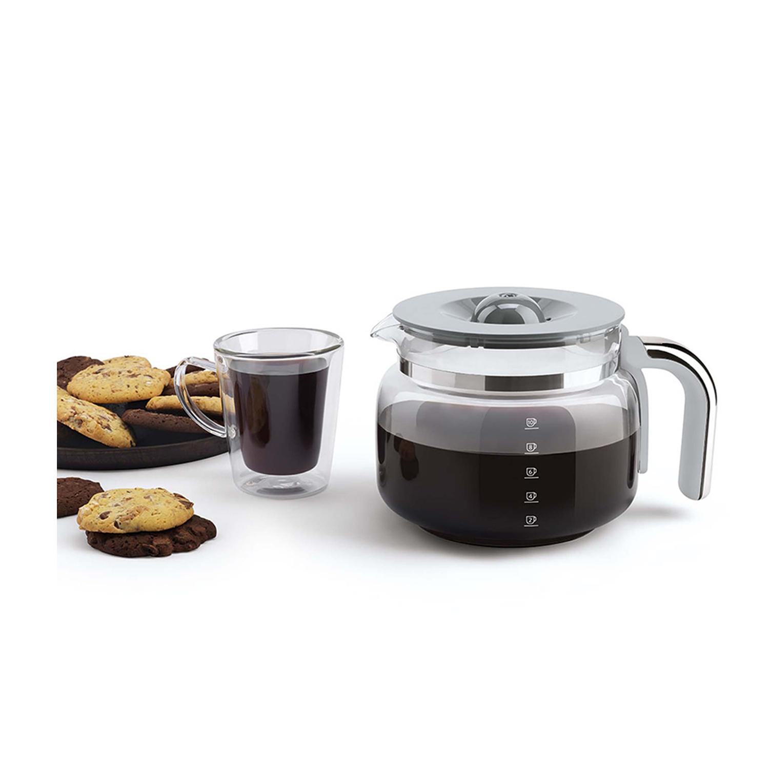 Una caffettiera in vetro con caffè, una tazza di caffè e biscotti su una superficie bianca.
