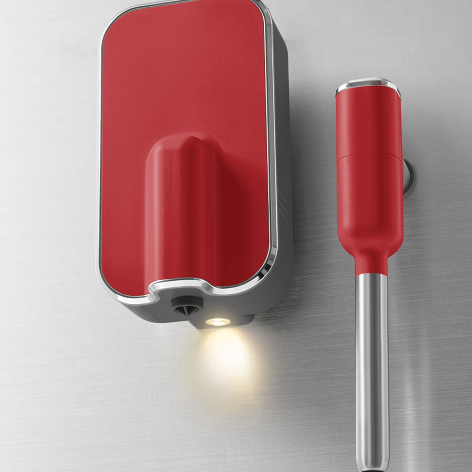 Dispositivo rosso e grigio montato su una parete, con un'asta rossa accanto.