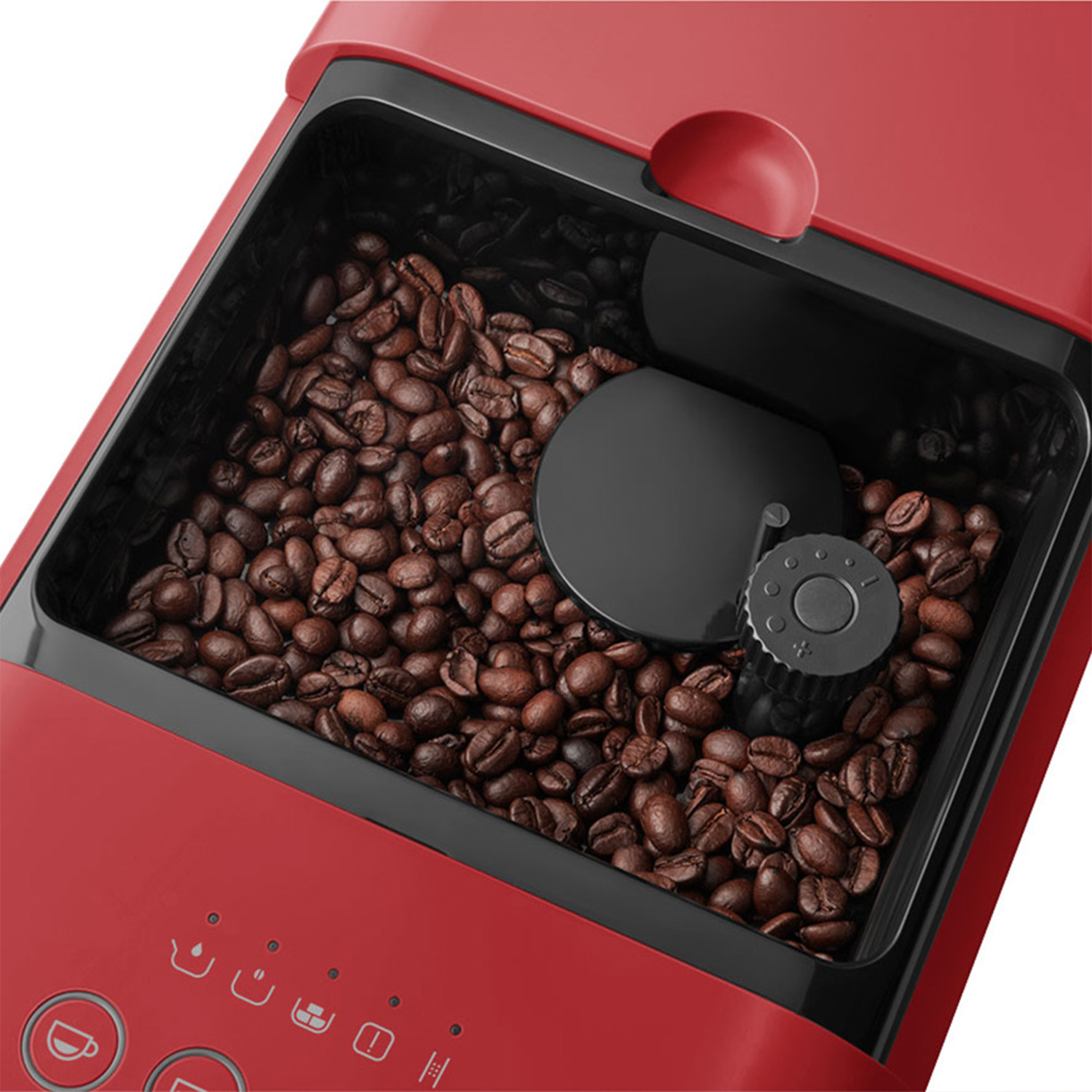 Una tostatrice di chicchi di caffè rossa con interno nero che contiene chicchi tostati.