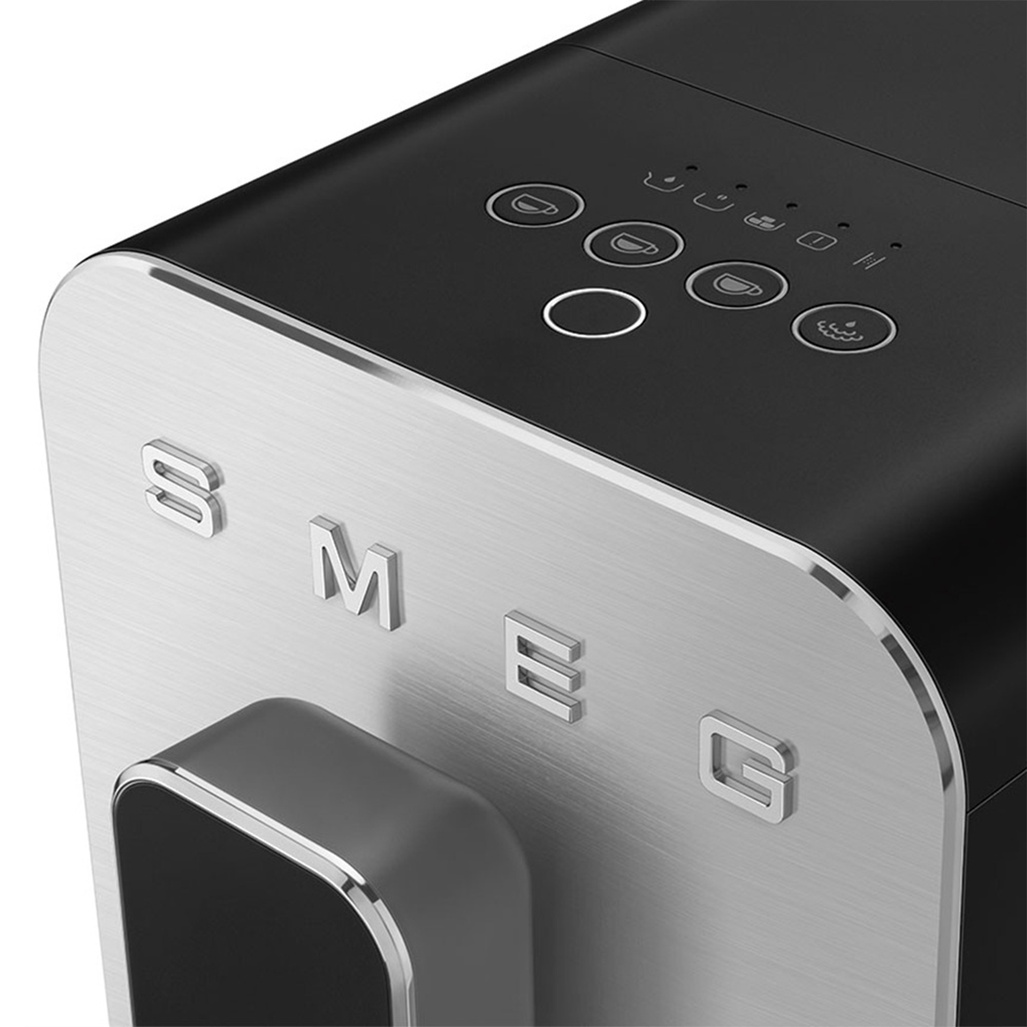 Primo piano di una macchina da caffè SMEG nera e argento con il marchio visibile.