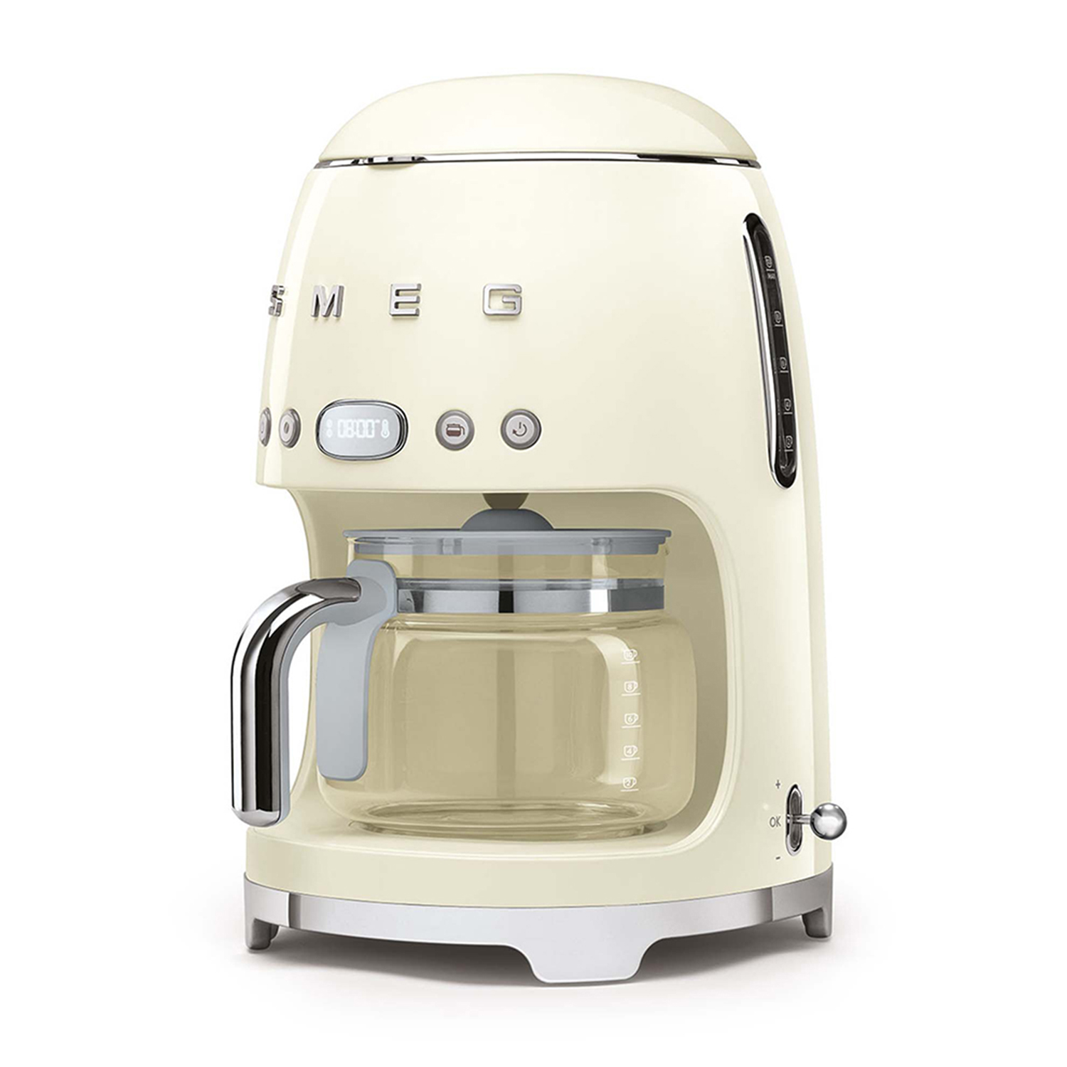 Macchina per caffè SMEG color crema con caraffa in vetro su sfondo bianco.