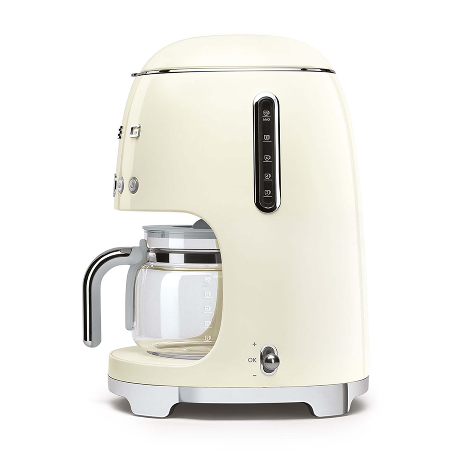 Una caffettiera Smeg color crema, mostra la caraffa e il pannello comandi.