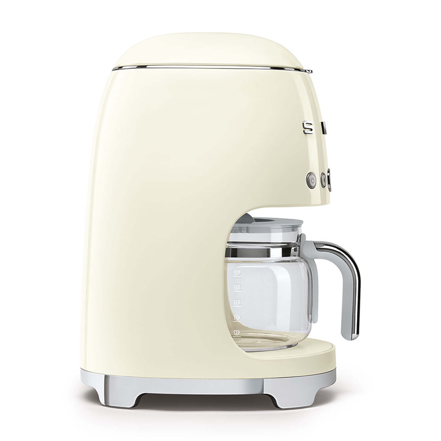 Caffettiera SMEG color crema con caraffa in vetro trasparente. È visibile un manico in metallo.