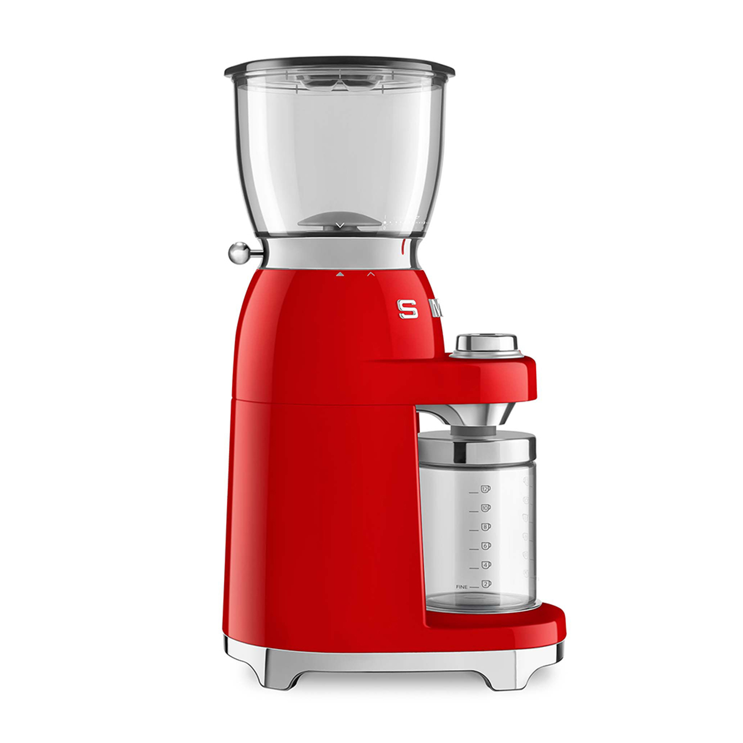 Un macinacaffè SMEG rosso con un contenitore trasparente per chicchi e un barattolo di vetro per caffè macinato.