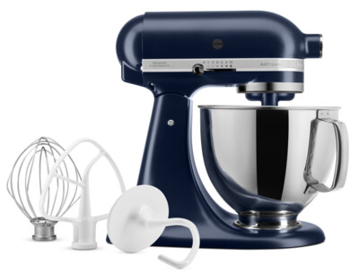 Egy sötétkék KitchenAid robotgép tartozékokkal. A gép fehér háttéren van, és új.