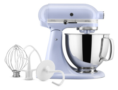 Világoskék KitchenAid konyhai robotgép tartozékokkal. Rozsdamentes acél tál elöl.