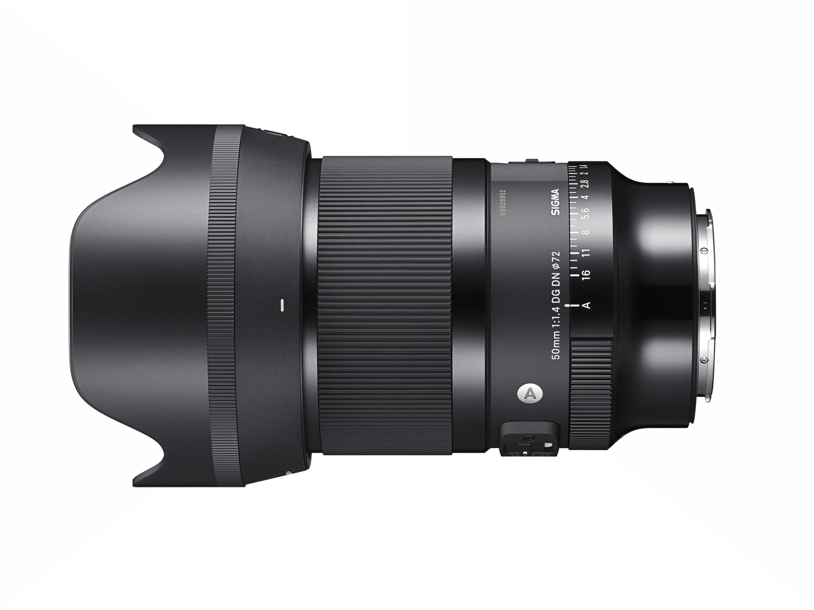 Ein schwarzes Kameraobjektiv mit Gegenlichtblende. Das Objektiv ist mit seinen Spezifikationen und der Marke Sigma gekennzeichnet.