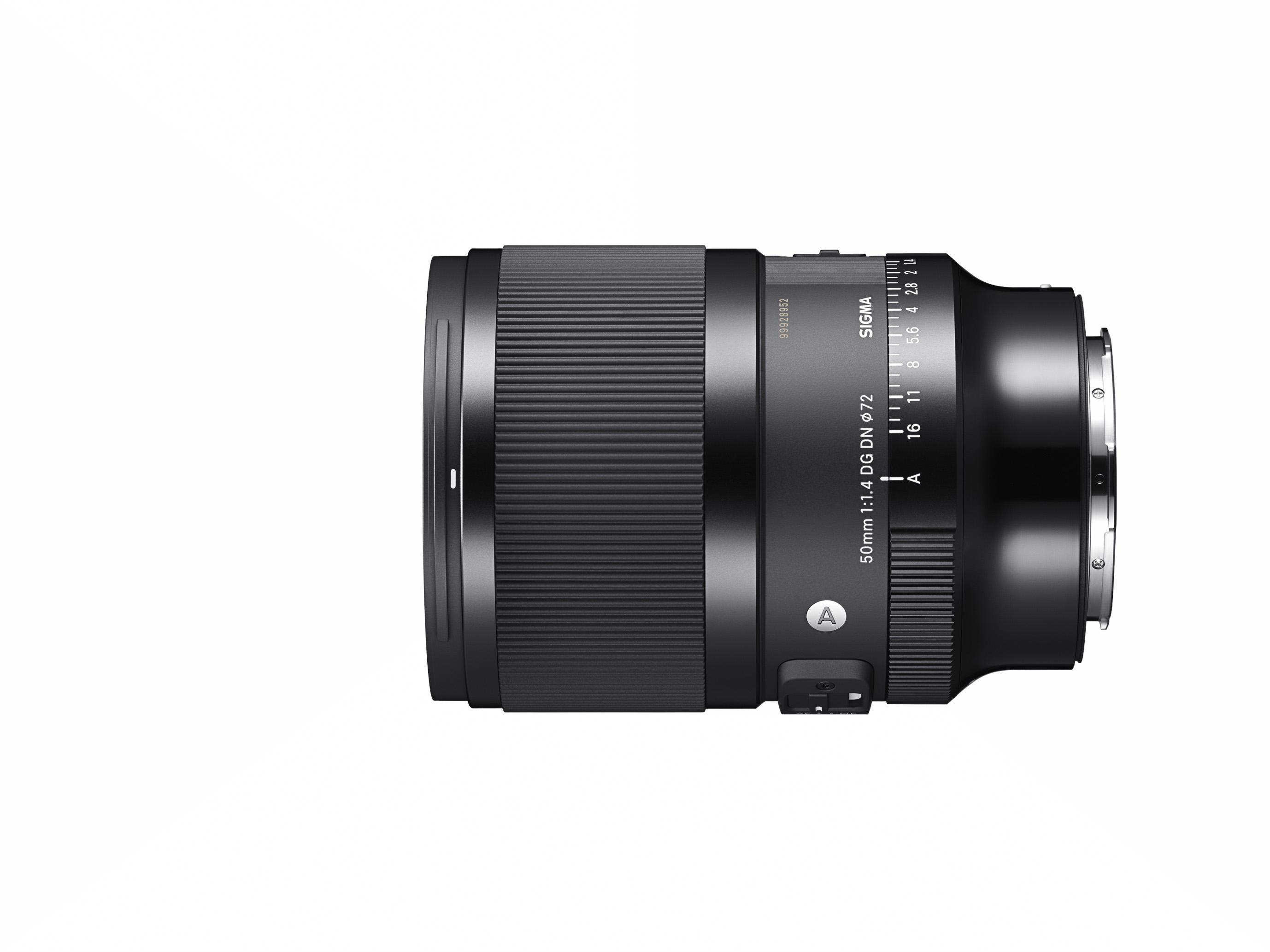 Ein schwarzes Sigma 50mm Objektiv. Das Objektiv liegt auf weißem Grund. Details sichtbar.