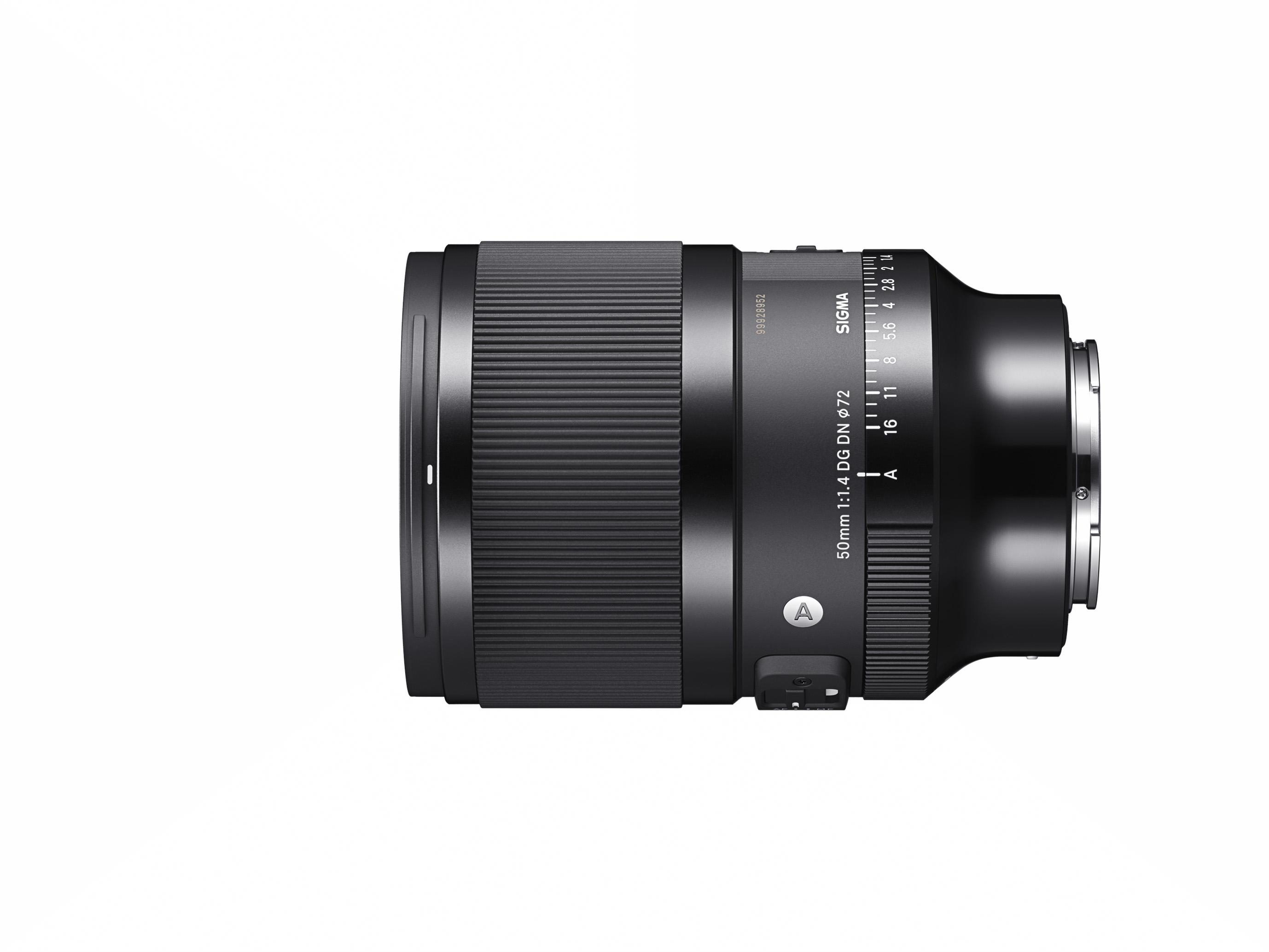 Schwarzes Sigma 50mm Kameraobjektiv mit Fokus- und Blendeneinstellungen, vor weißem Hintergrund.