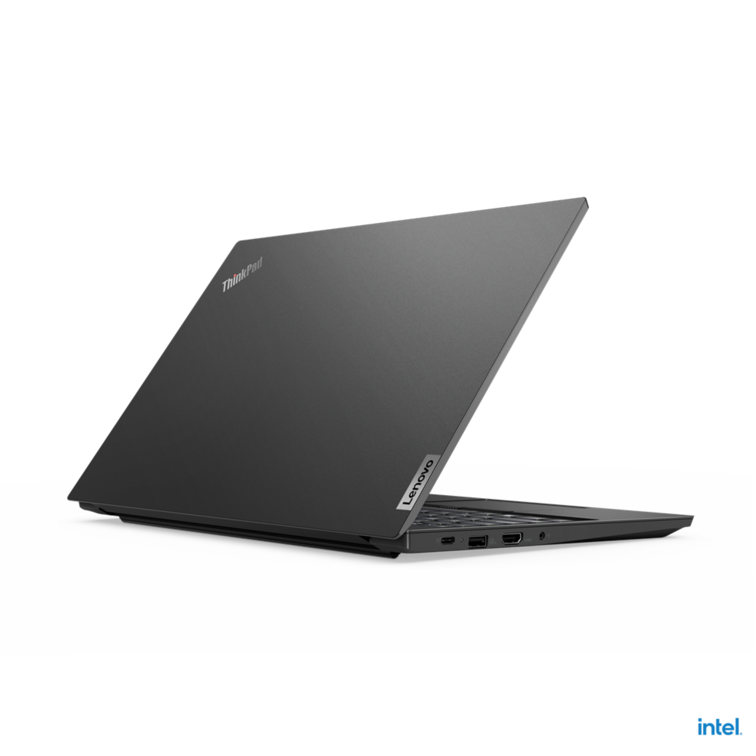 Een donkergrijze Lenovo ThinkPad laptop is opengeklapt op een wit oppervlak.