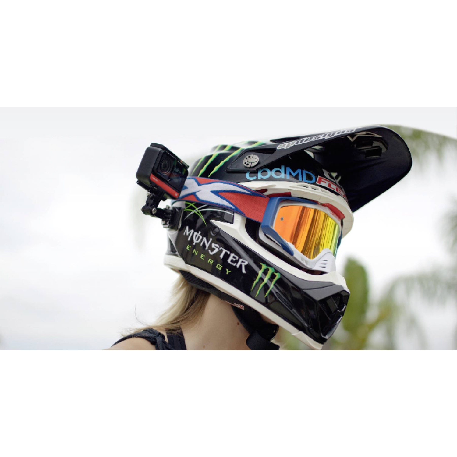 Casco da moto con telecamera e occhiali. Casco nero con logo Monster Energy.