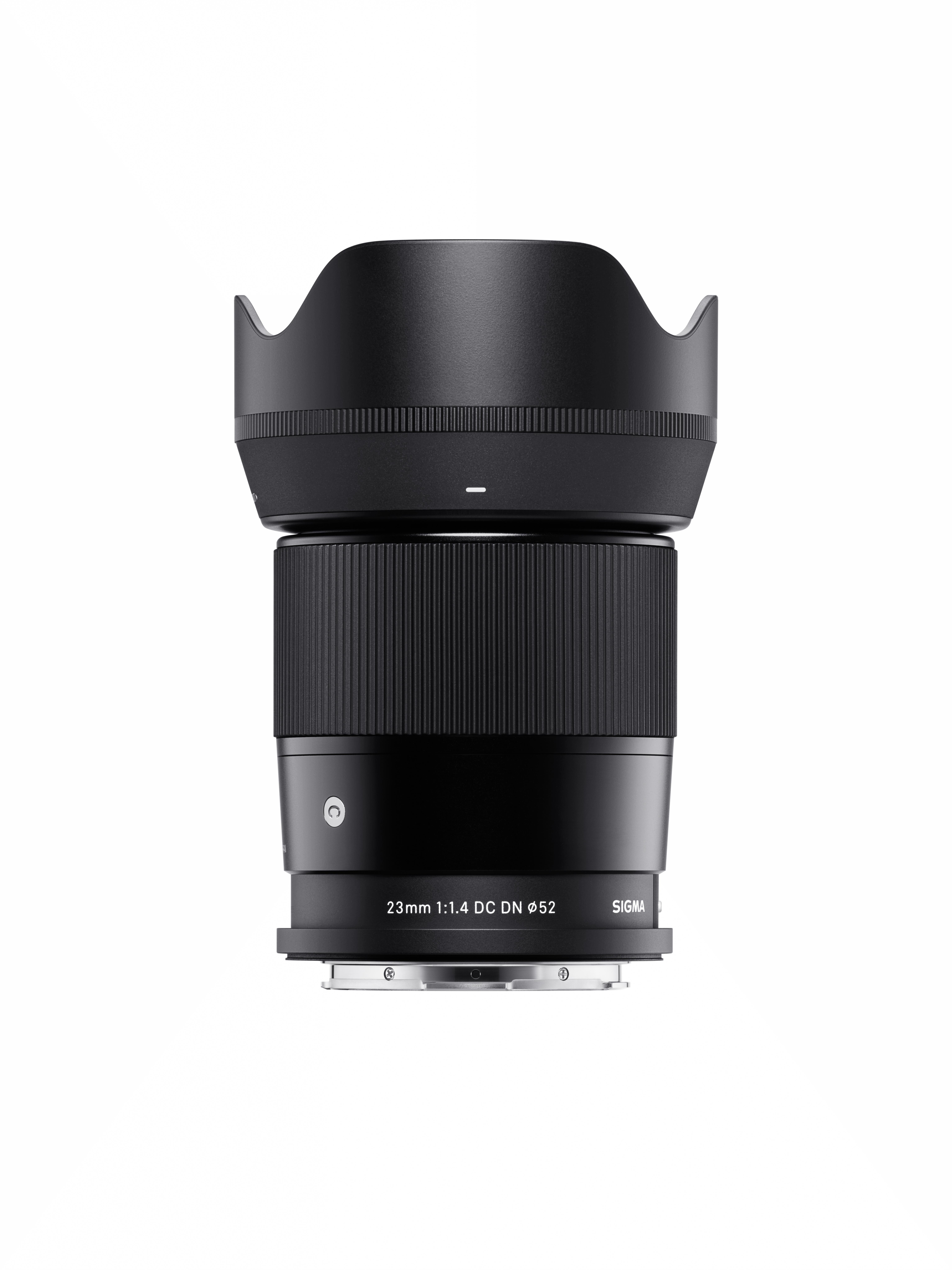 Sigma 23mm 1:1.4 DC DN Objektiv mit Sonnenblende, schwarz auf weißem Grund.