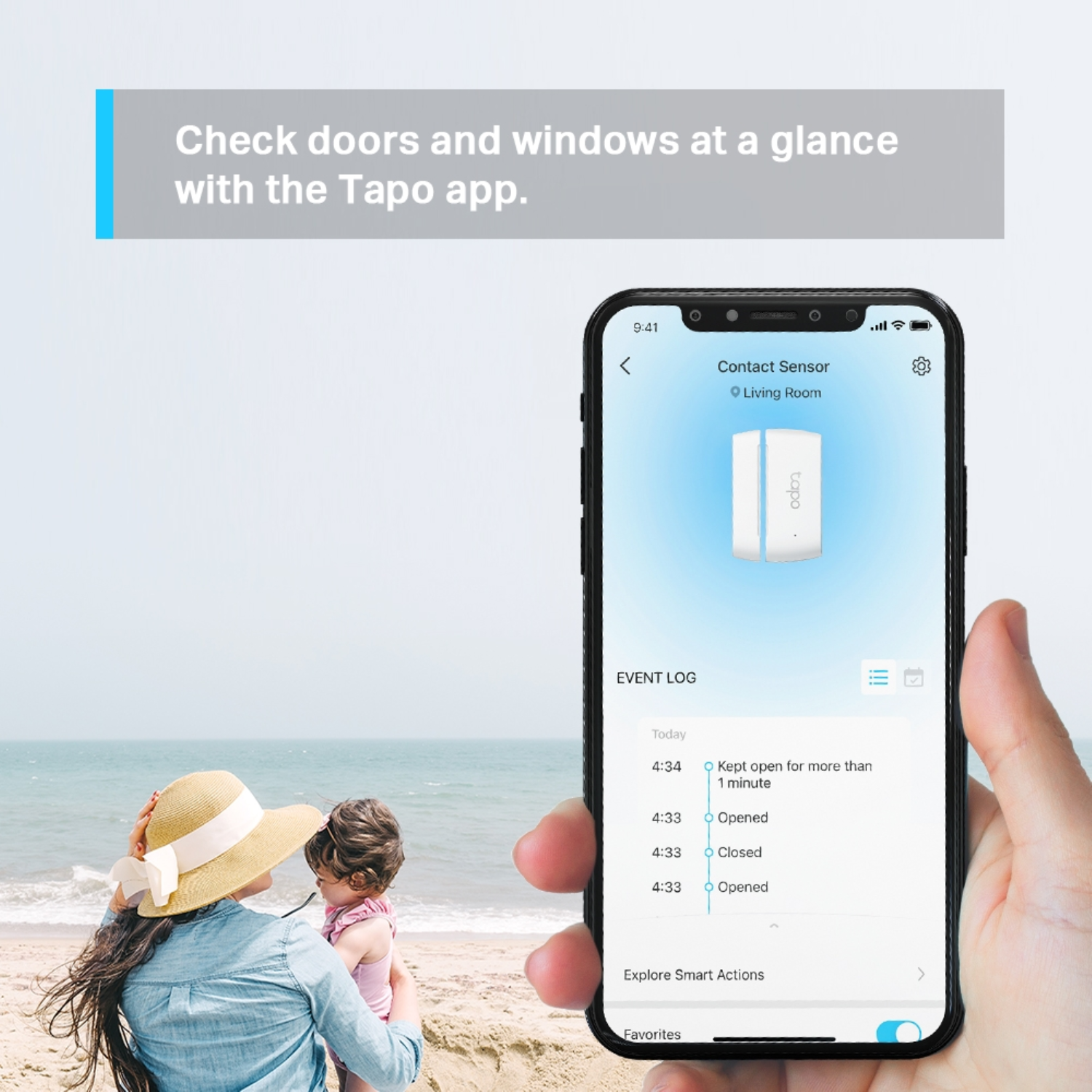 Een persoon die een telefoon vasthoudt met een Tapo app scherm dat een contact sensor log op een strand toont.