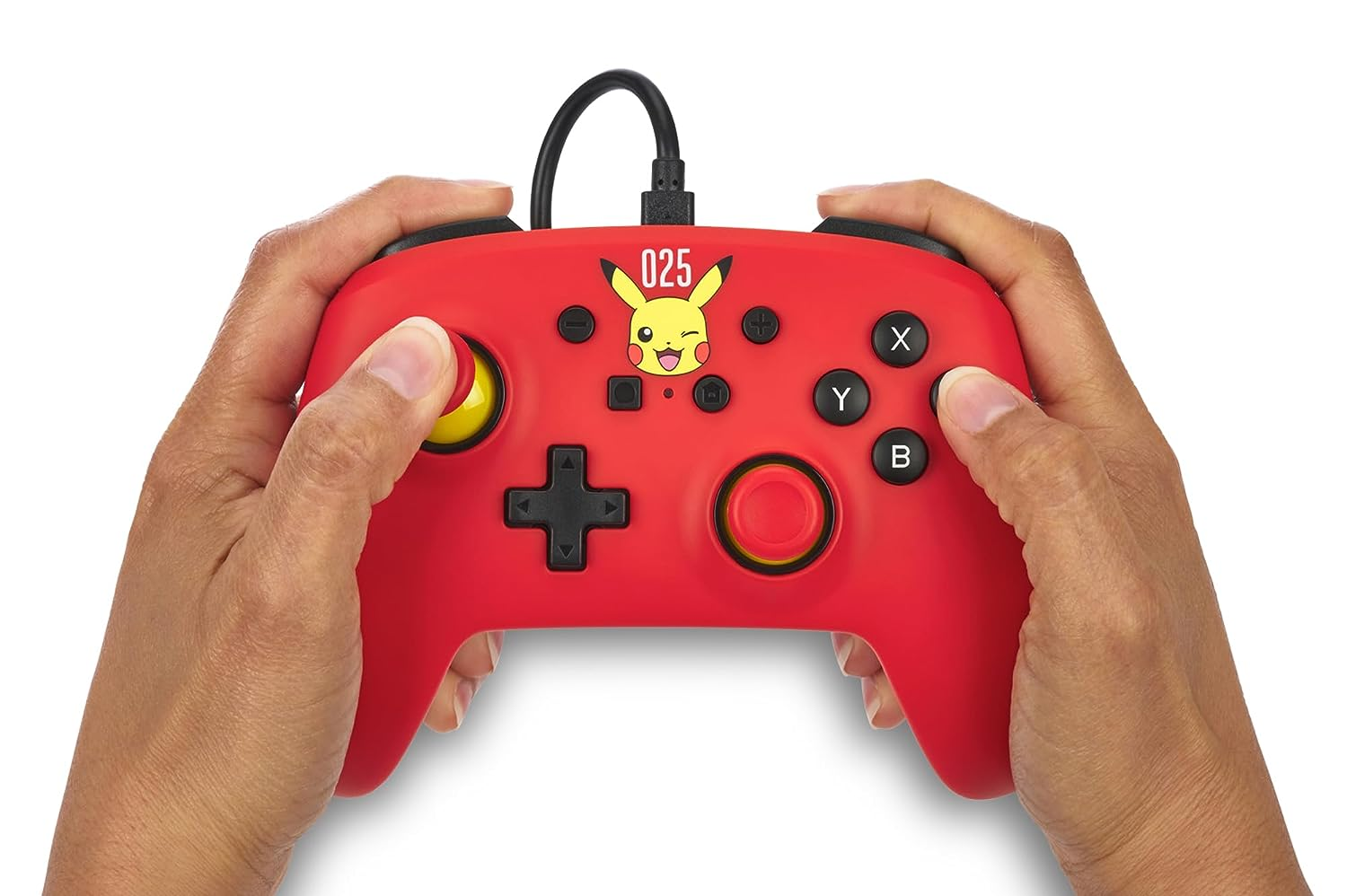 Manos sosteniendo un controlador Nintendo Switch rojo con un diseño de Pikachu.