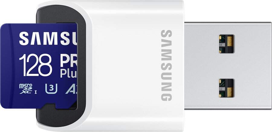 Karta microSD Samsung 128GB włożona do białej przejściówki USB.