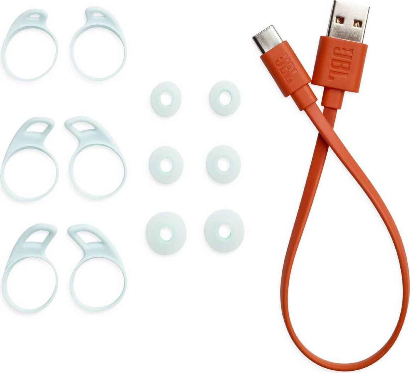 Końcówki douszne, płetwy uszne i pomarańczowy kabel na białej powierzchni.