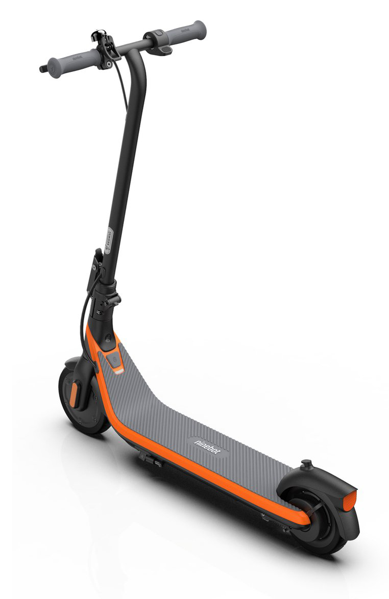Fekete-narancs elektromos roller fehér háttérrel. A kormányt és a deszkát mutatja.