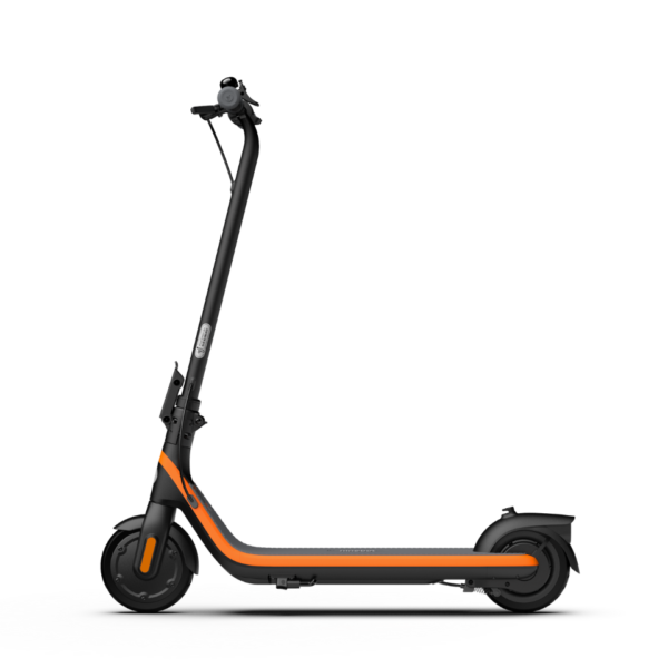 Egy fekete-narancs elektromos robogó ferdén áll. A robogó hosszú testtel, kormánnyal és lábplatformmal rendelkezik.
