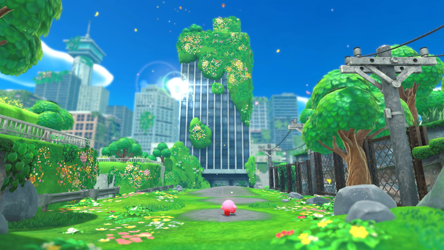 Kirby in een stadspark. Hoog gebouw bedekt met planten. Bomen, gras en een blauwe lucht.