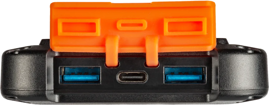 Fekete-narancs power bank, USB és USB-C portokkal.