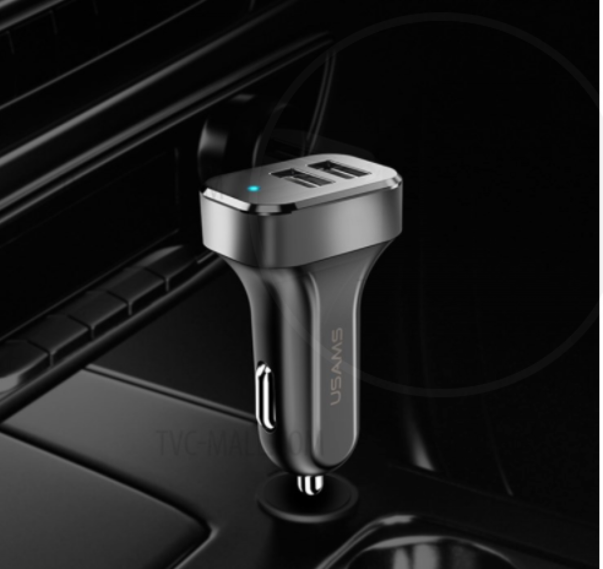 Fekete-ezüst autós töltő két USB porttal, kék LED-es fénnyel.
