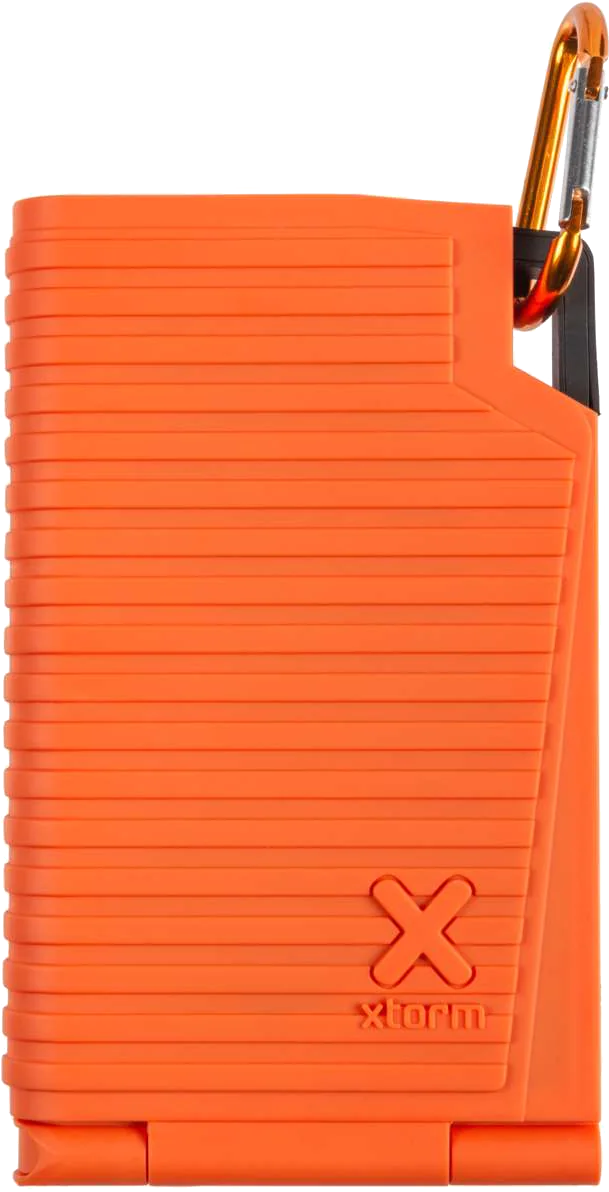 Egy narancssárga, téglalap alakú, X-alakú power bank fekete karabinerrel.