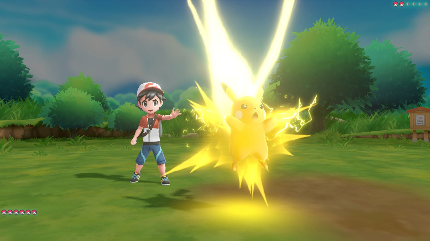 Game scène met Pikachu die een elektrische aanval gebruikt. De trainer juicht. Groene veld achtergrond.