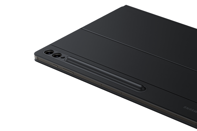Tableta negra con funda y lápiz óptico insertado. El logotipo de SAMSUNG es visible.