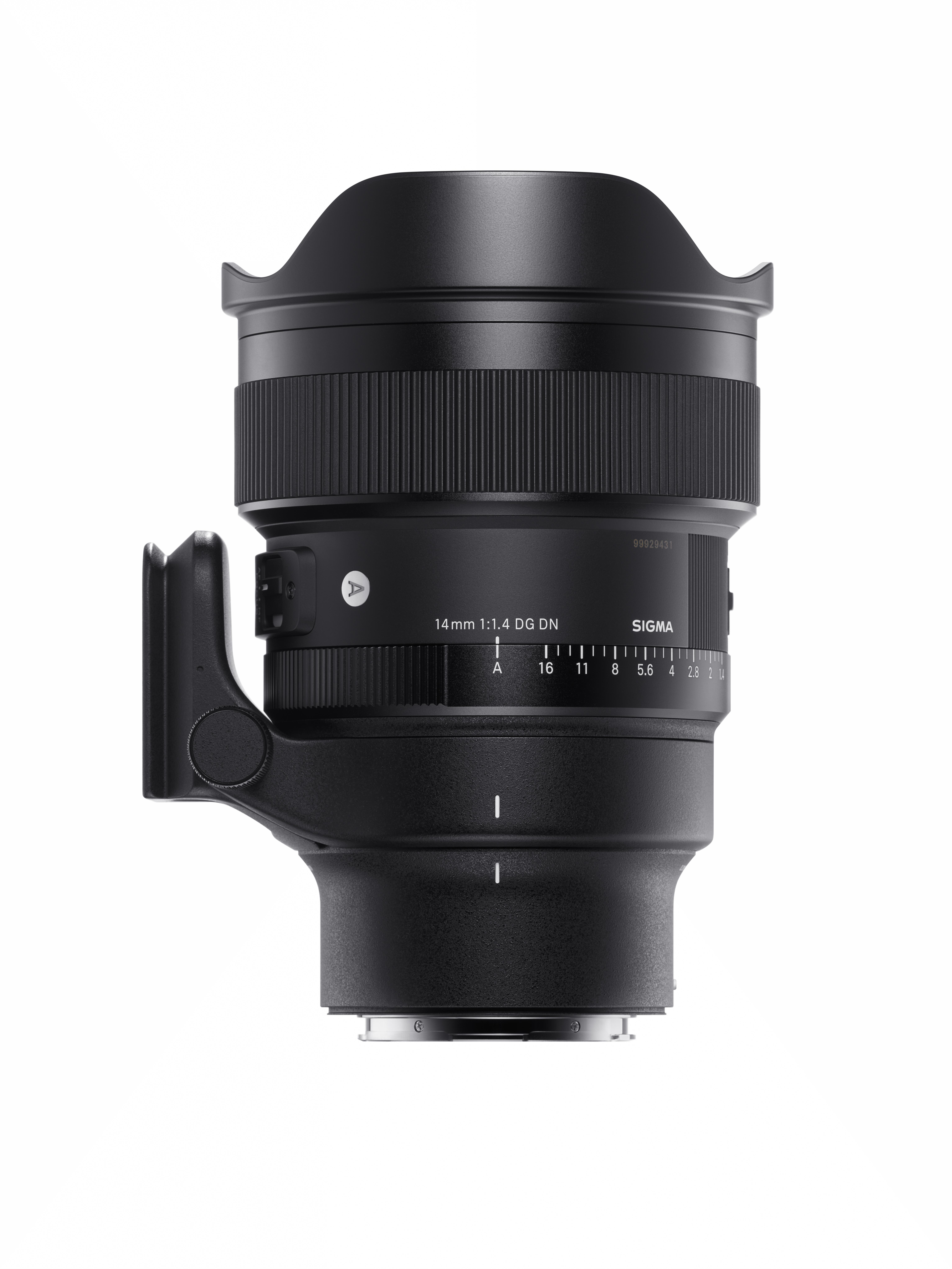 Ein schwarzes Sigma 14mm Objektiv mit großer Blende. Es hat Markierungen für Fokus und Blende.
