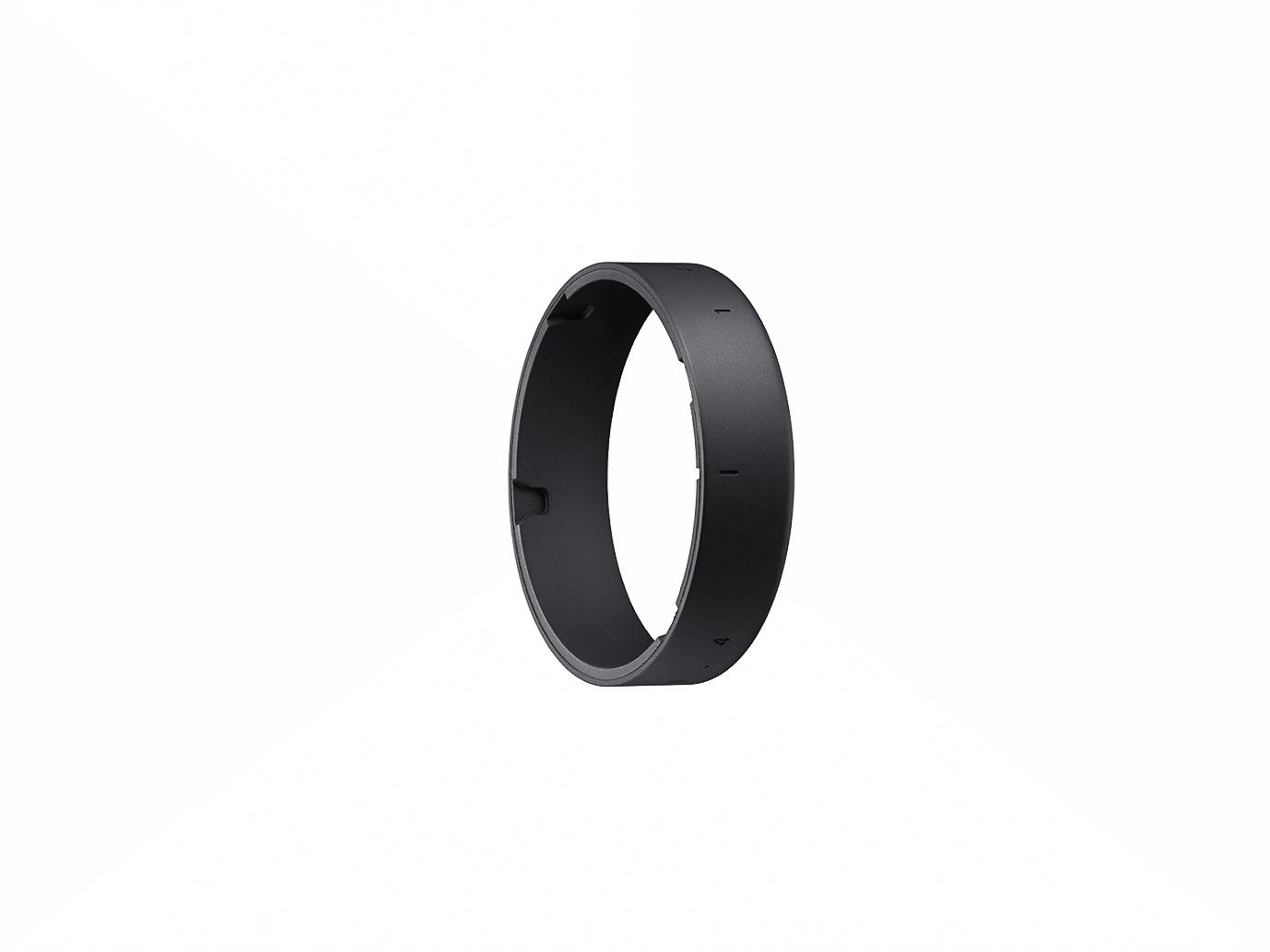 Ein schwarzes ringförmiges Objekt. Es hat einen metallischen Look. Der Hintergrund ist weiß.