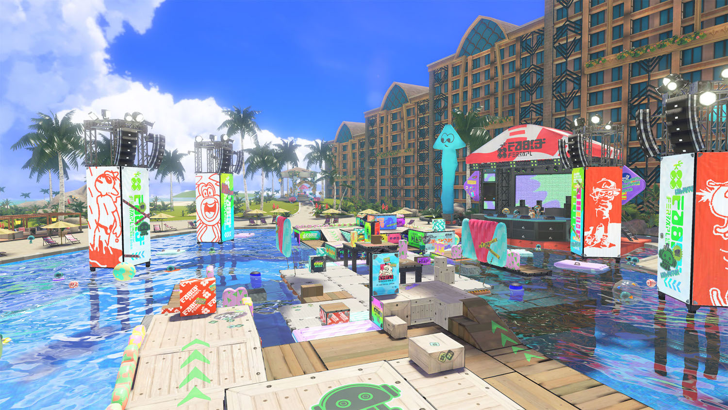 Poolparty met podia, palmbomen, resort en mensen. Zonnige dag.