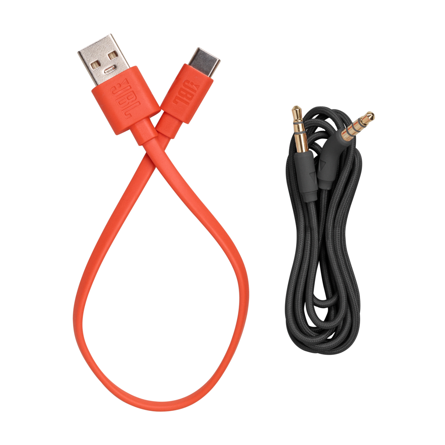 Twee oranje USB-kabels en een zwarte audiokabel met gouden connectoren.
