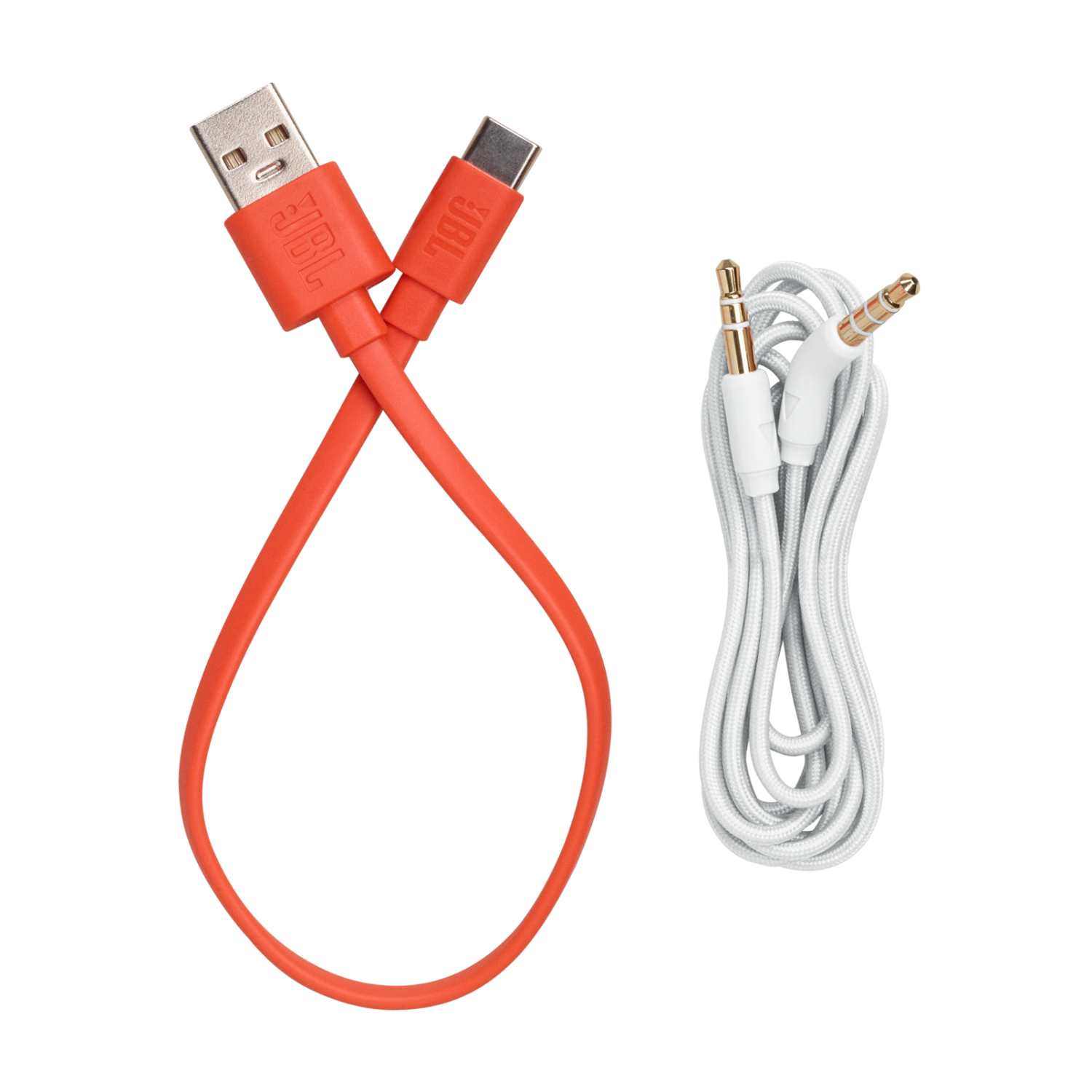 Zwei orangefarbene Kabel, eines USB und eines USB-C, und ein weißes Audiokabel auf schwarzem Hintergrund.
