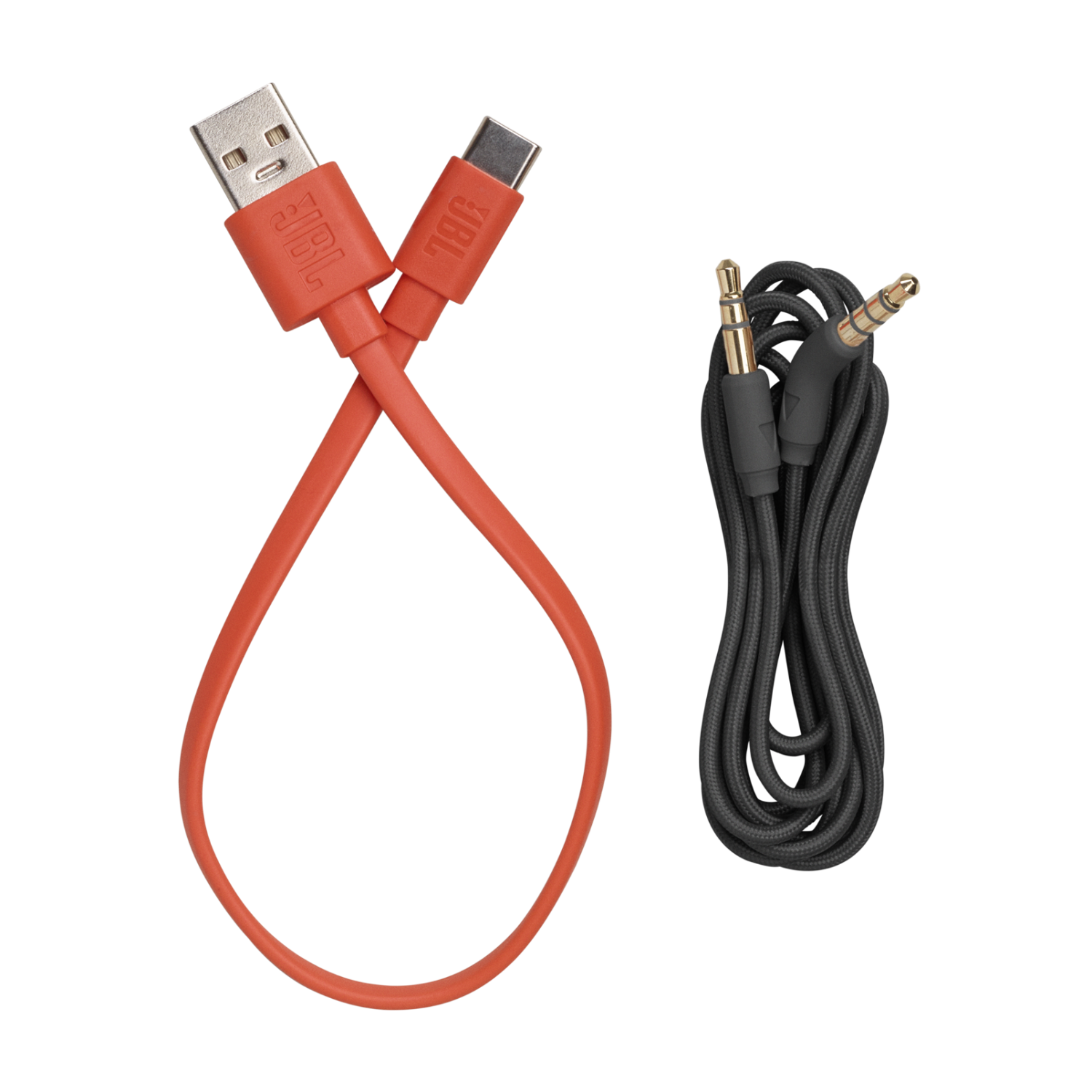 Twee oranje en zwarte USB-kabels en een zwarte audiokabel, allemaal op een zwarte achtergrond.