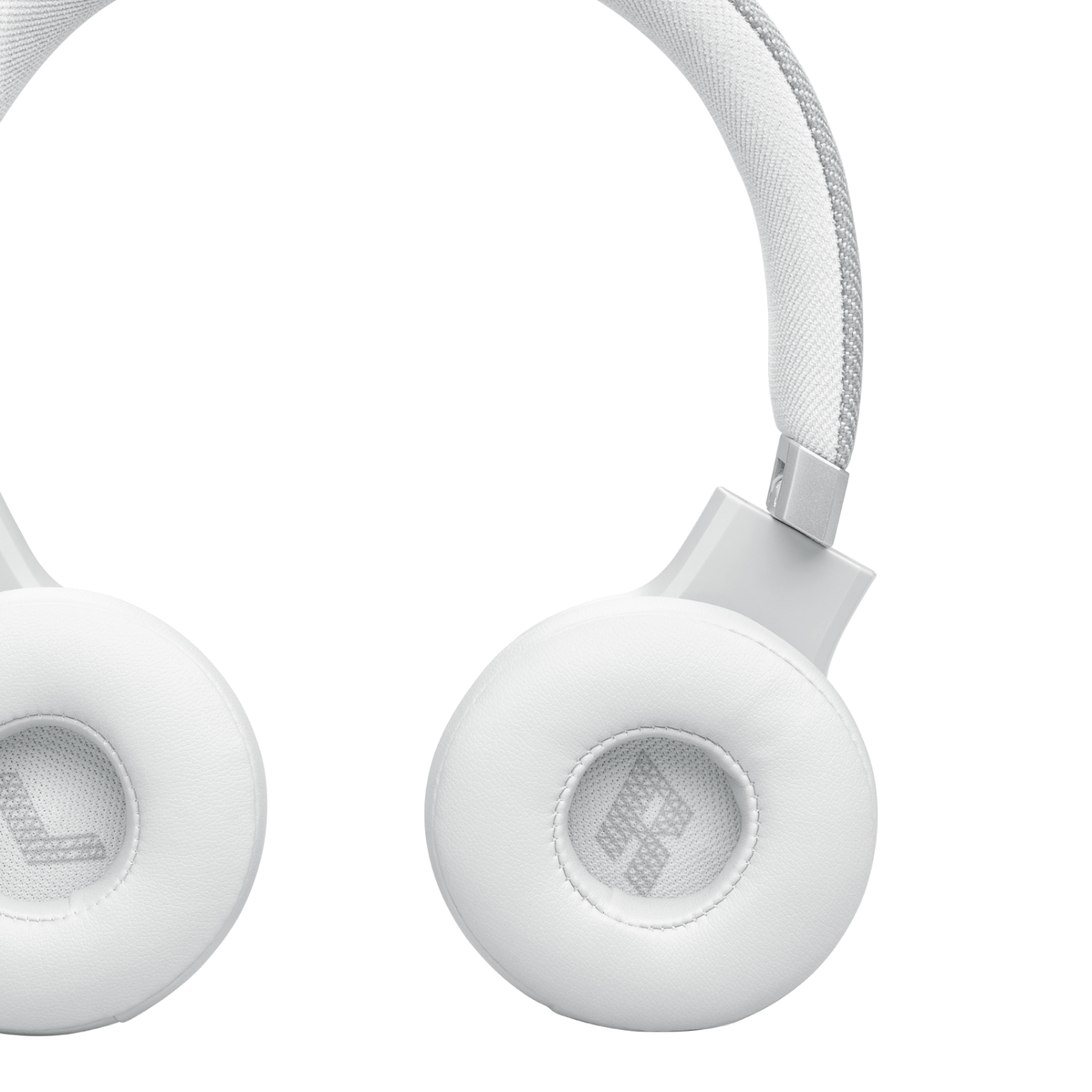Witte koptelefoon. Oorschelpen en hoofdband zichtbaar op zwarte achtergrond.