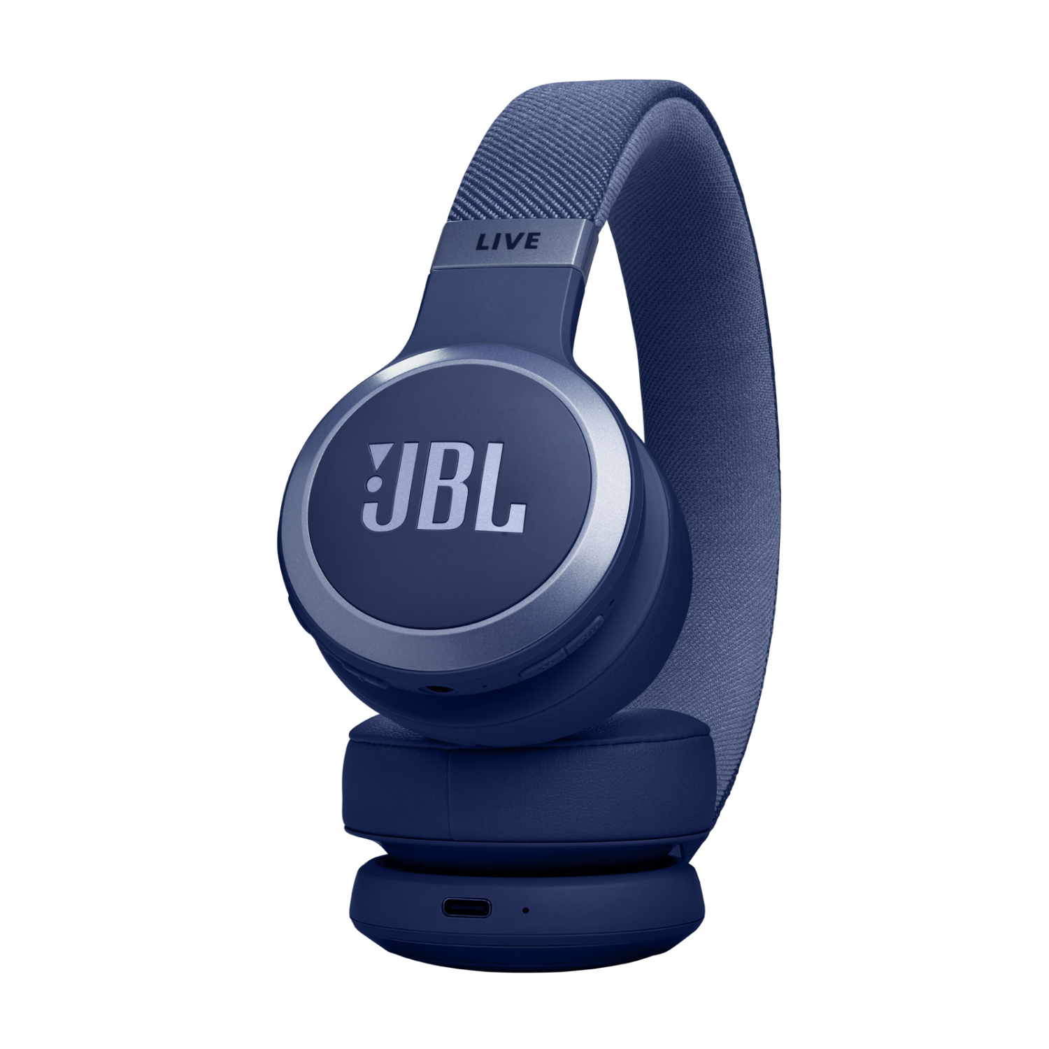 Marineblauwe JBL Live-hoofdtelefoon, met zilveren band, op een zwarte achtergrond.