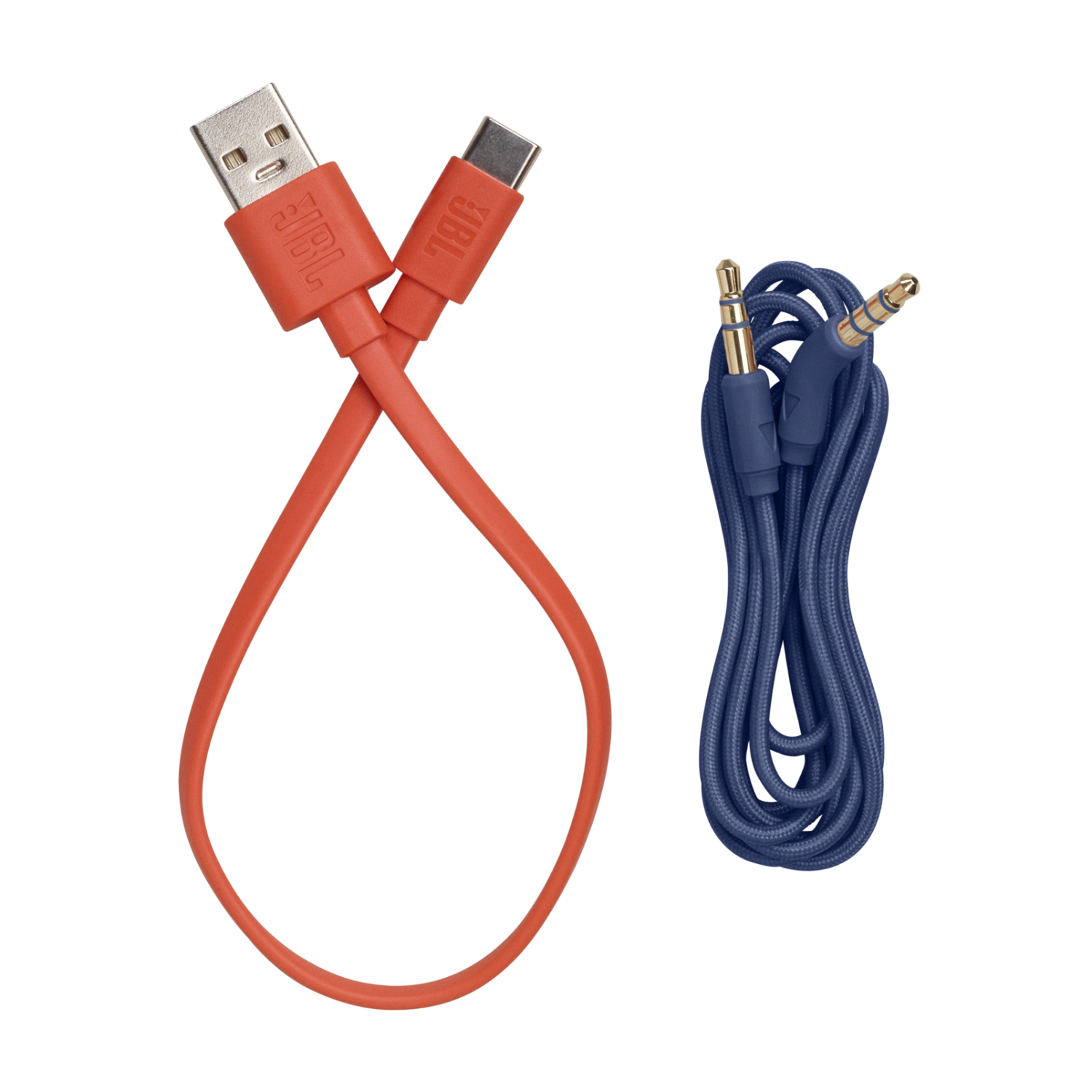 Twee oplaadkabels. Oranje USB naar USB-C en Blauw 3,5 mm naar USB-C kabel. JBL logo is zichtbaar.